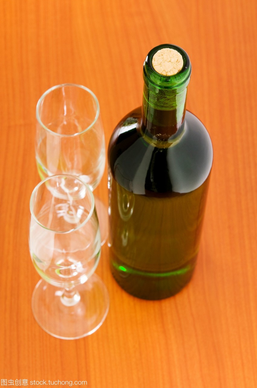 桌上雜陳 一瓶酒、飲料與茶葉零售的日常美學(xué)